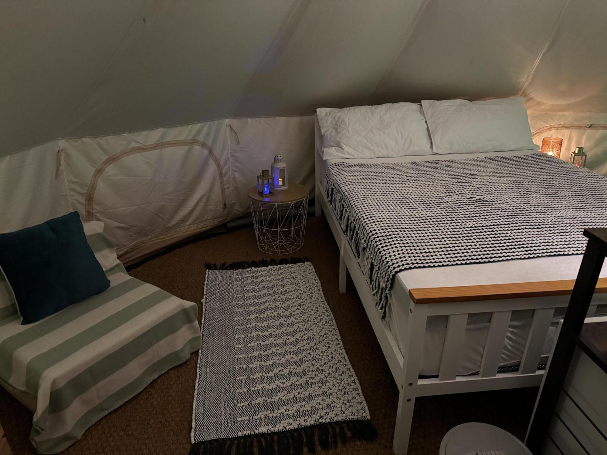 Spacious Bell Tent At Herigerbi Park Lincolnshire Villa Grantham Exterior foto