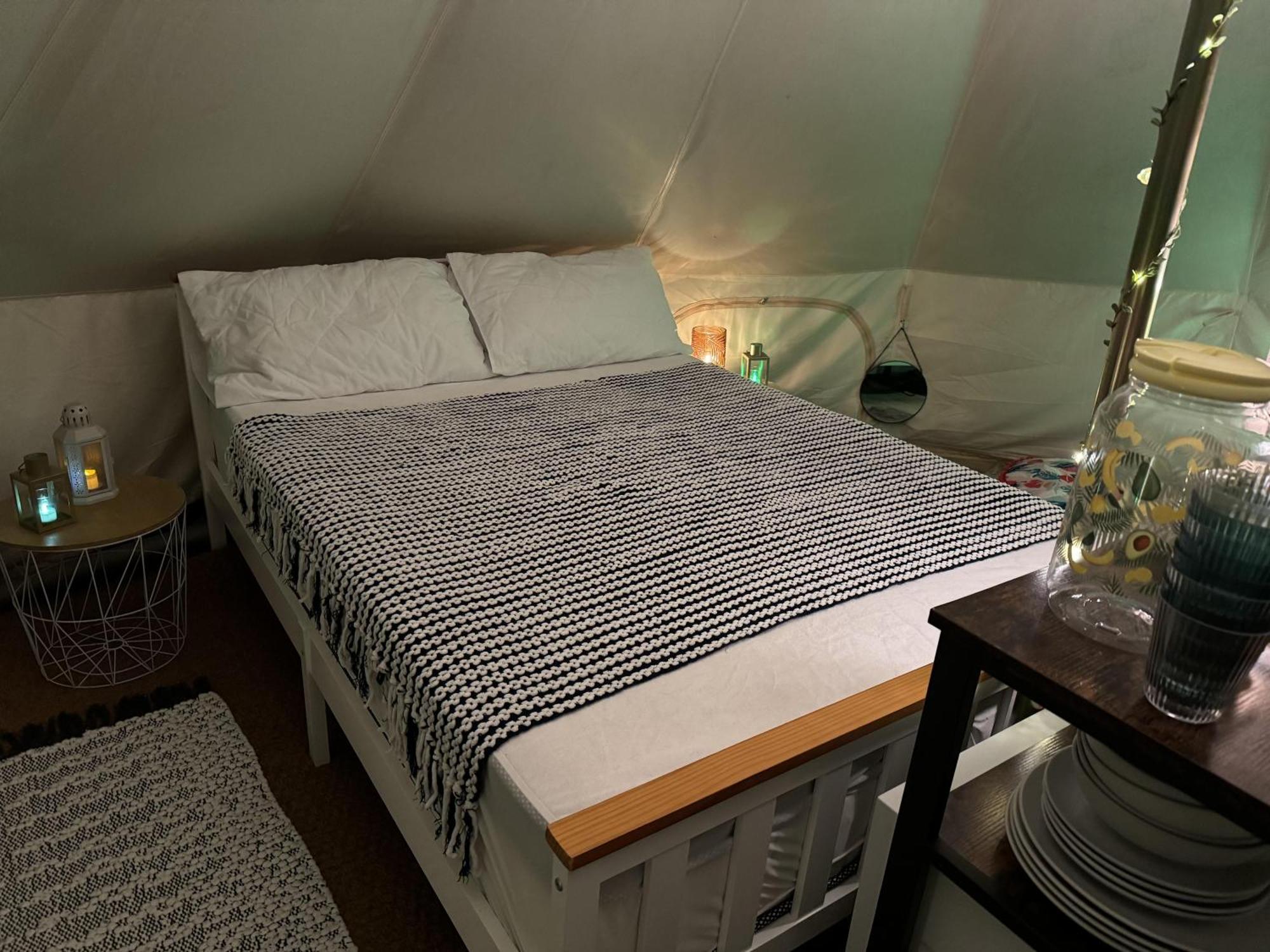 Spacious Bell Tent At Herigerbi Park Lincolnshire Villa Grantham Exterior foto